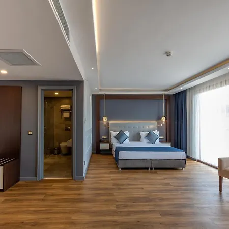 Nova Plaza Crystal & Hotel