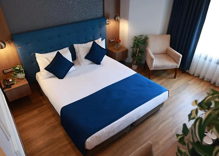 Отель Nova Plaza Crystal & 4*